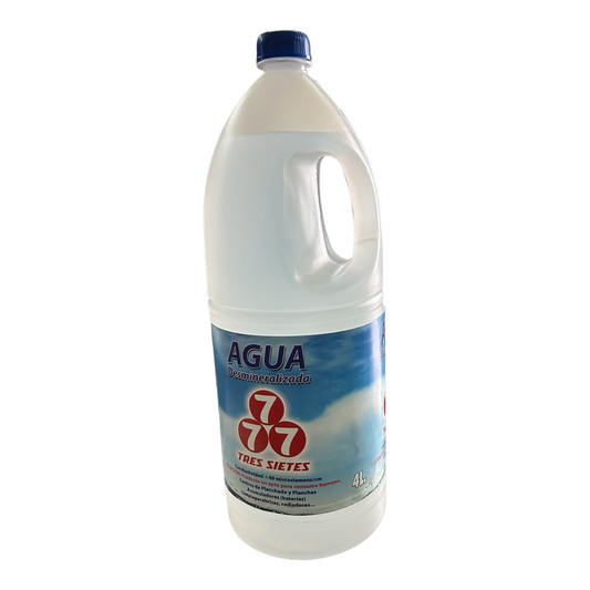 Agua destilada tres 7 4L